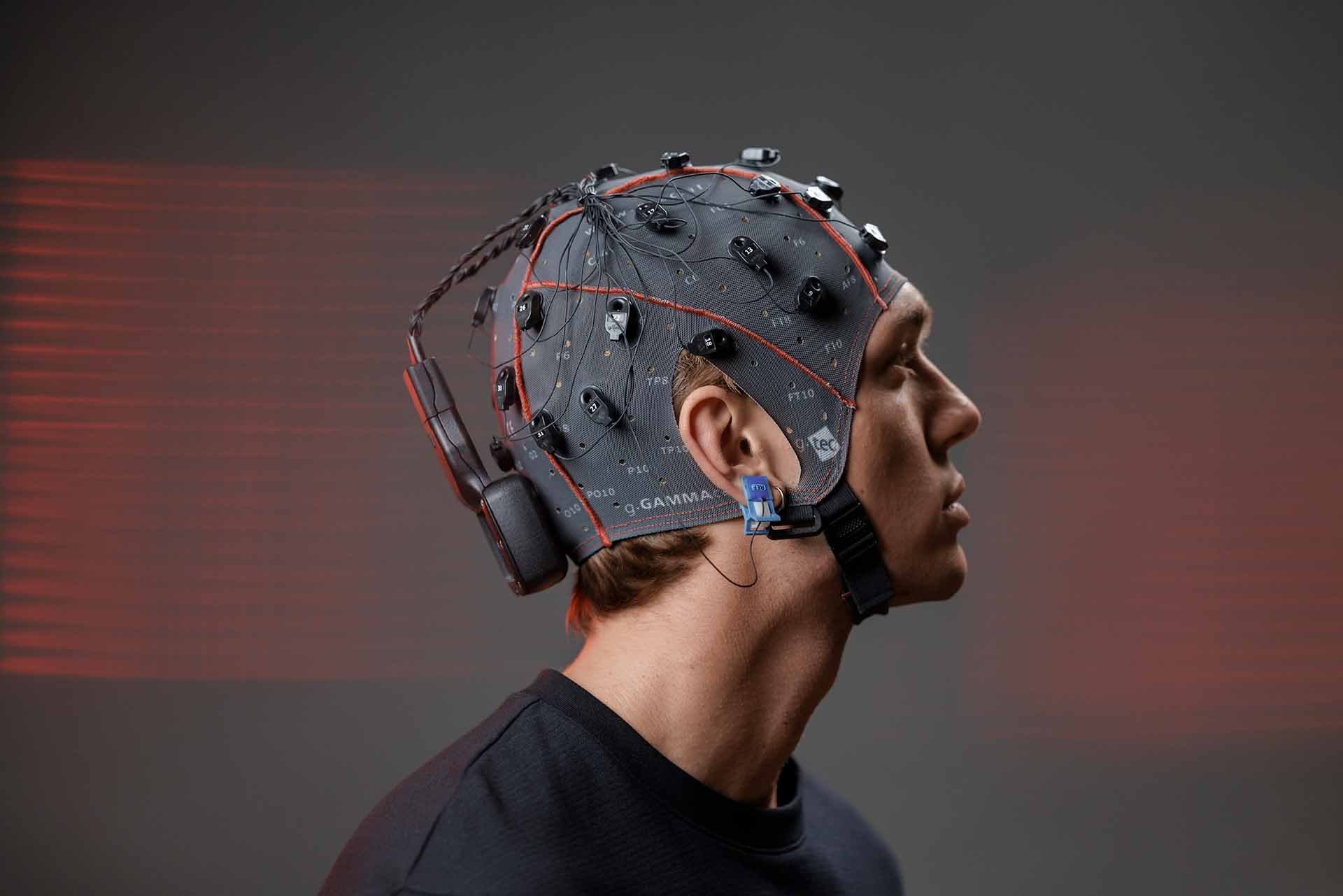 g.Nautilus PRO FLEXIBLE allows to plug-in electrode strands with g.SAHARA hybrid EEG electrodes or g.SCARABEO wet EEG electrodes. Simply pick an electrode strand best suited for your appliation. The different electrode strands hold 8/16/19/32 EEG electrodes.